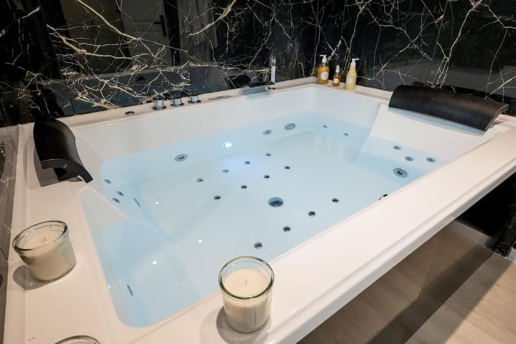 * Love Room Jacuzzi * Aubie-et-Espessas Zewnętrze zdjęcie