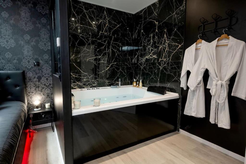 * Love Room Jacuzzi * Aubie-et-Espessas Zewnętrze zdjęcie